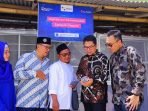 CEO PT. Xekar, Ria Putri Sekarwidati, Sekretaris Pimpinan Daerah Muhammadiyah Kab. Brebes, H. Khaerudin, Direktur Pesantren KH Mas Mansur MBS, Ustadz Hendi Sudono, Head New Ventures & Technology Incubation XL Axiata, Novi Arian, dan Head of Sales XL Axiata area Brebes, Eka Dwidasa Kornia pada peresmian atas beroperasinya fasilitas budi daya Maggot di Ponpes KH Mansur MBS Brebes, Selasa, (12/9/2023).