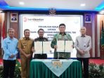 Direktur Utama Muhammad Busthami didampingi oleh Komisaris Bank Banten Deden Riki Hayaatul Firman bersama Kepala Kejaksaan Tinggi Banten Dr. Didik Farkhan Alisyahdi, S.H., M.H. didampingi oleh Asdatun Aluwi S.H., M.H. dan disaksikan oleh PJ Gubernur Banten Al Muktabar.