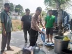 Polresta Tangerang dan Perumdam Tirta Kerta Raharja menyalurkan bantuan air bersih kepada masyarakat yang mengalami kekeringan di Panongan, Selasa, 17 Oktober 2023. (Foto : Istimewa)