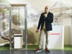 Yudha Eka Putra, PSG Manager for AC and Air Purifier memaparkan demo produk Purefit di acara peluncuran Sharp Purefit.
