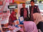 Deputi Bidang Advokasi, Penggerakan dan Informasi (ADPIN) BKKBN RI, Sukaryo Teguh Santoso (rompi hitam-kanan) bersama Kepala BKKBN Banten Rusman Effendi meninjau booth konsultasi warga.