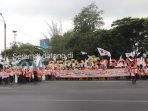 Ratusan Kader PKS Kota Serang menggelar aksi flashmob di tugu 'Selamat Datang Kota Serang', Minggu (10/12/2023) sore.