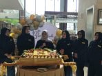 Direktur Hotel Horison Ratu Serang Yati Sumiati memotong tumpeng disaksikan seluruh karyawan, Kamis (15/5/2024).