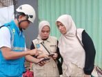 Ilustrasi Petugas PLN menjelaskan proses pendaftaran layanan Penyambungan Sementara melalui PLN Mobile
