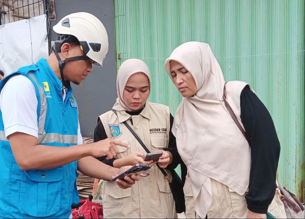 Ilustrasi Petugas PLN menjelaskan proses pendaftaran layanan Penyambungan Sementara melalui PLN Mobile