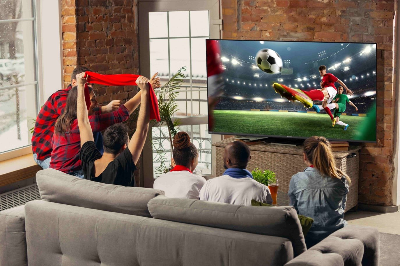 Menonton pertandingan sepak bola dengan menggunakan Sharp TV QLED 4KHL6500i akan lebih seru.