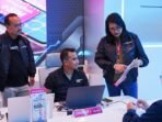Chief Marketing Smartfren Officer XLSMART, Sukaca Purwokardjono (kiri), petugas Customer Care Galeri Smartfren (tengah) bersama Head Customer Succes XLSMART, Rochelle Camasosa (kanan) sedang memberikan pelayanan kepada pelanggan di Galeri Smartfren, Jumat (18/7/2025).