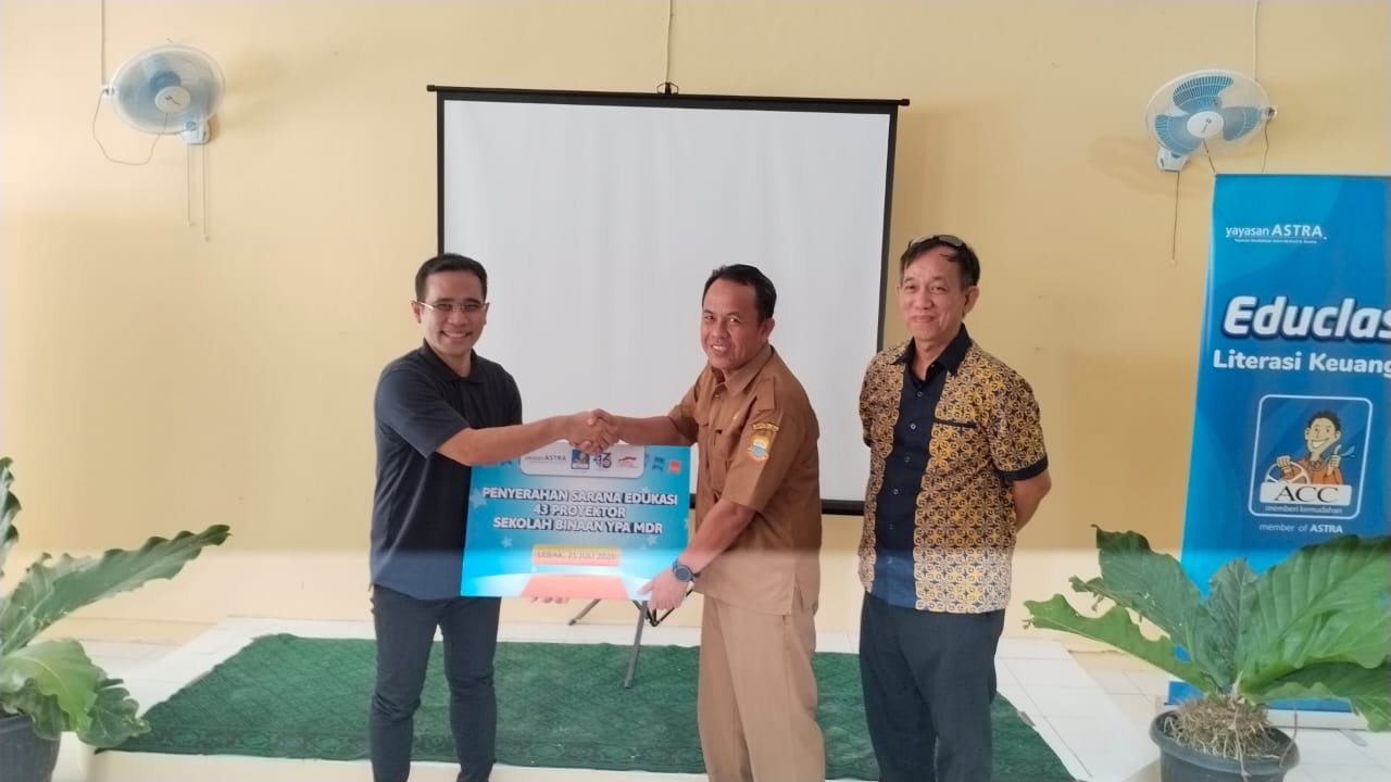 Chief Human Capital Officer ACC Fredericus Radix Wikanto )kaos hitam) secara simbolis menyerahkan bantuan berupa sarana edukasi 43 proyektor kepada kepala sekolah SMPN 1 Leuwidamar sebagai perwakilan 13 sekolah, Senin (21/7/2025).