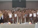 Sekretaris Daerah Kabupaten Lebak, Budi Santoso, bersama ratusan PNS yang resmi purnabakti usai menerima SK pensiun di Gedung Pemkab Lebak.