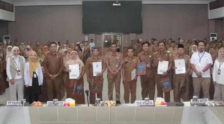 Sekretaris Daerah Kabupaten Lebak, Budi Santoso, bersama ratusan PNS yang resmi purnabakti usai menerima SK pensiun di Gedung Pemkab Lebak.