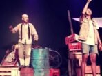 Dua aktor Ruang Kreatif Halaman Budaya saat tampil dalam pementasan teater.