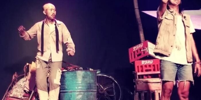 Dua aktor Ruang Kreatif Halaman Budaya saat tampil dalam pementasan teater.