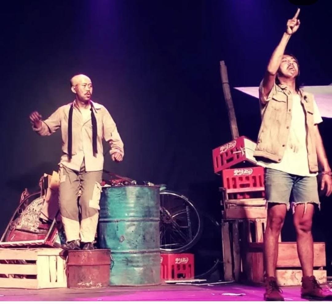 Dua aktor Ruang Kreatif Halaman Budaya saat tampil dalam pementasan teater.