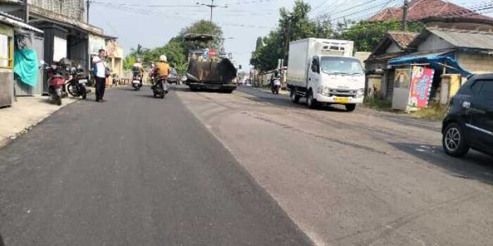 PUPR Lebak sedang memperbaiki Jalan di Kota Rangkasbitung