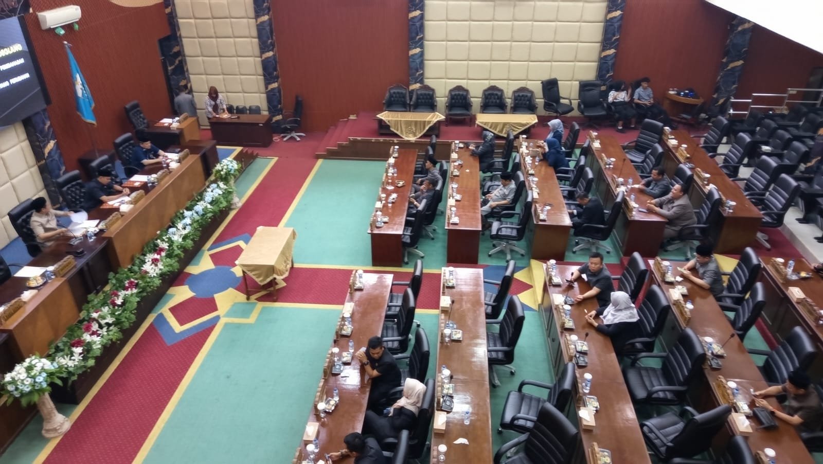Kuris Anggota DPRD Pandeglang terlihat Kosong saat rapat paripurna penyampaian laporan badan anggaran pembahasan perubahan KUA dan PPAS tahun anggaran 2025.