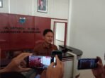 Wakil Bupati Pandeglang, Iing Andri Supriadi saat mengadakan konferensi pers di Gedung Sekretariat Daerah (Sekda) Pandeglang.