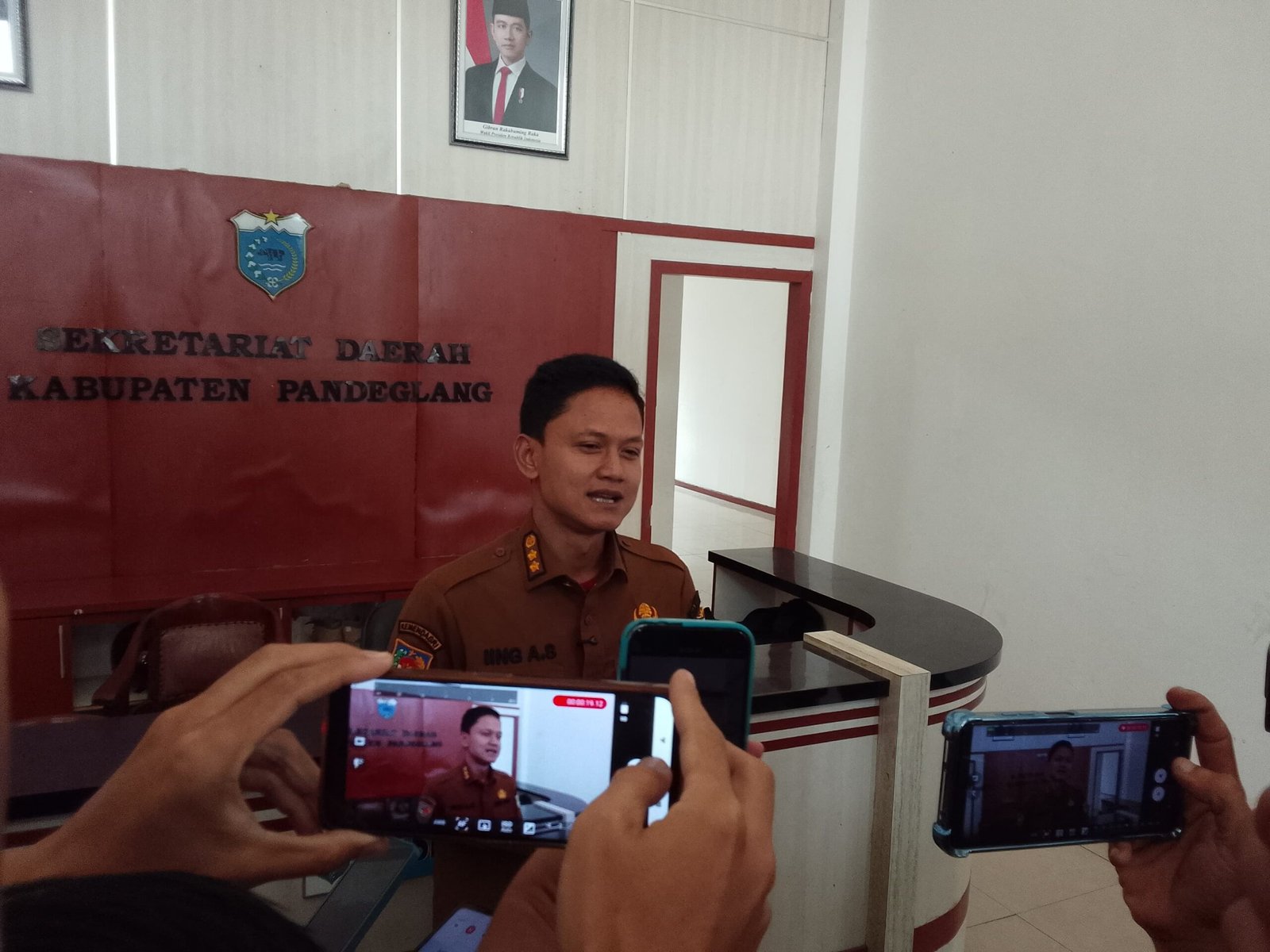 Wakil Bupati Pandeglang, Iing Andri Supriadi saat mengadakan konferensi pers di Gedung Sekretariat Daerah (Sekda) Pandeglang.