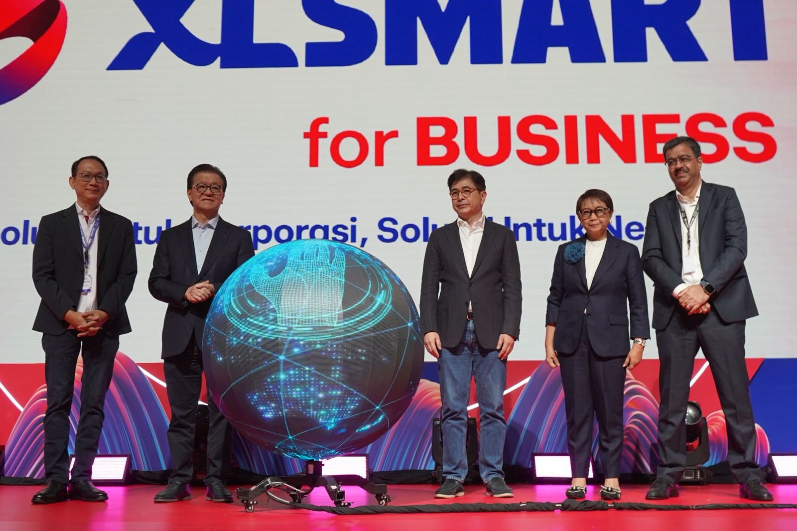 Direktur & Chief Enterprise Strategic Relationship Officer XLSMART, Andrijanto Muljono, Chairman Sinar Mas Telecommunication & Technology, Franky Oesman Widjaja, Presiden Komisaris XLSMART, Arsyad Rasyid, Komisaris XLSMART, Retno Marsudi dan Presiden Direktur & CEO XLSMART, Rajeev Sethi dalam acara opening ceremony BRAVO 500 SUMMIT di Ritz Carlton Hotel Pacific Place, Jakarta. Rabu (24/7/2025).