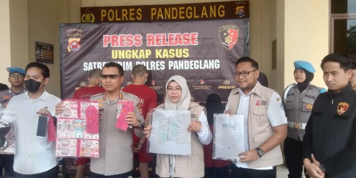 Kapolres Pandeglang, AKBP Dhyno Indra Setyadi, saat konferensi pers Tindak Pidana Perdagangan Orang (TPPO) di halaman Mapolres Pandeglang.