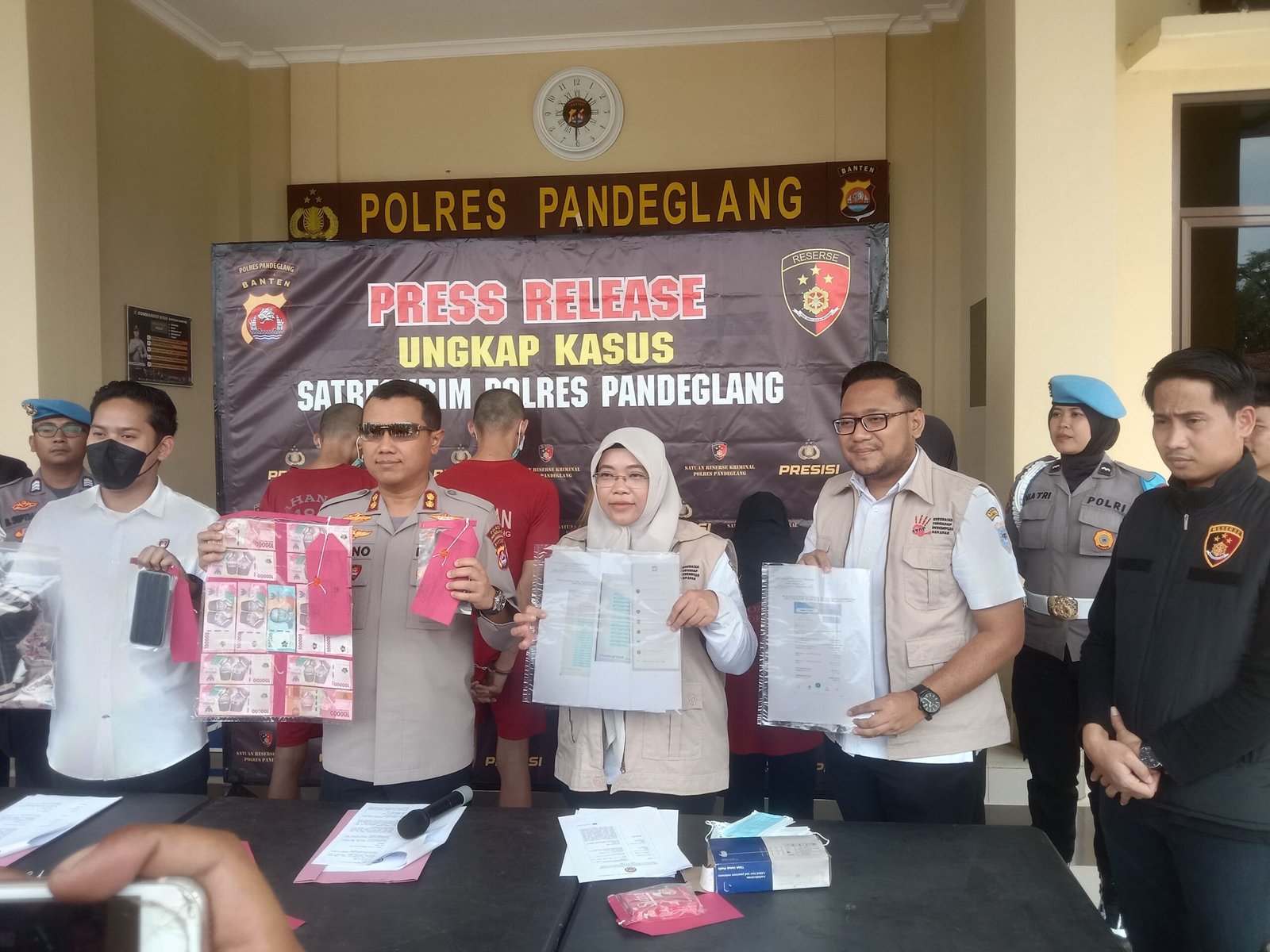 Kapolres Pandeglang, AKBP Dhyno Indra Setyadi, saat konferensi pers Tindak Pidana Perdagangan Orang (TPPO) di halaman Mapolres Pandeglang.