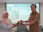 Uswatun Hasanah (kiri) Head of Sustainability Management & Corporate Communications ASTRA Infra Toll Road Tangerang Merak memberikan plakat kepada Irwan Setiawan Kabid Penataan dan Peningkatan Kapasitas DLHK Banten.