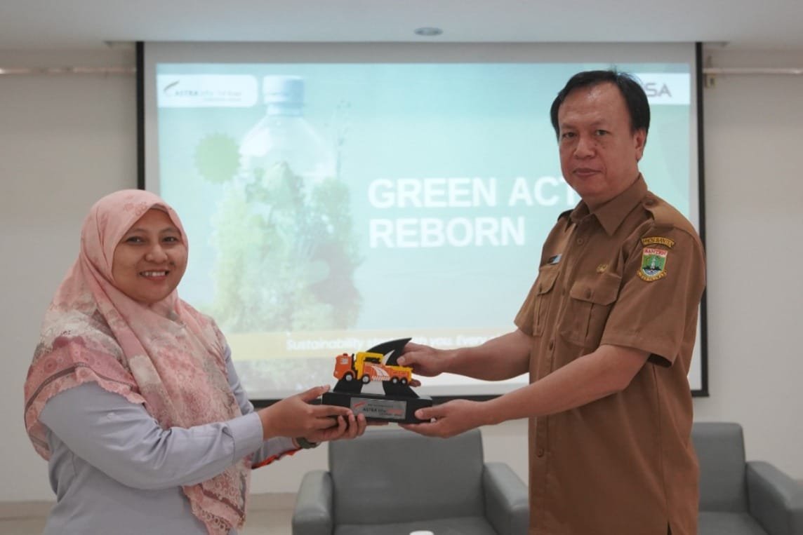 Uswatun Hasanah (kiri) Head of Sustainability Management & Corporate Communications ASTRA Infra Toll Road Tangerang Merak memberikan plakat kepada Irwan Setiawan Kabid Penataan dan Peningkatan Kapasitas DLHK Banten.