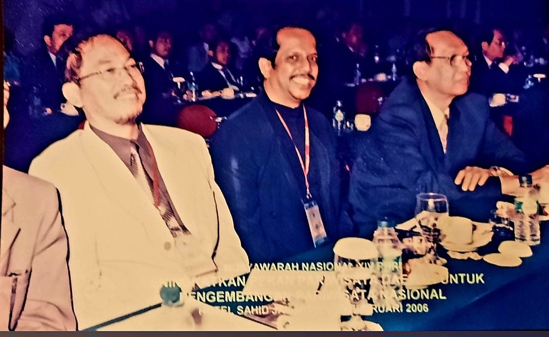 GS Ashok Kumar bersama almarhum H. Achmad Sari Alam (ujung kanan).