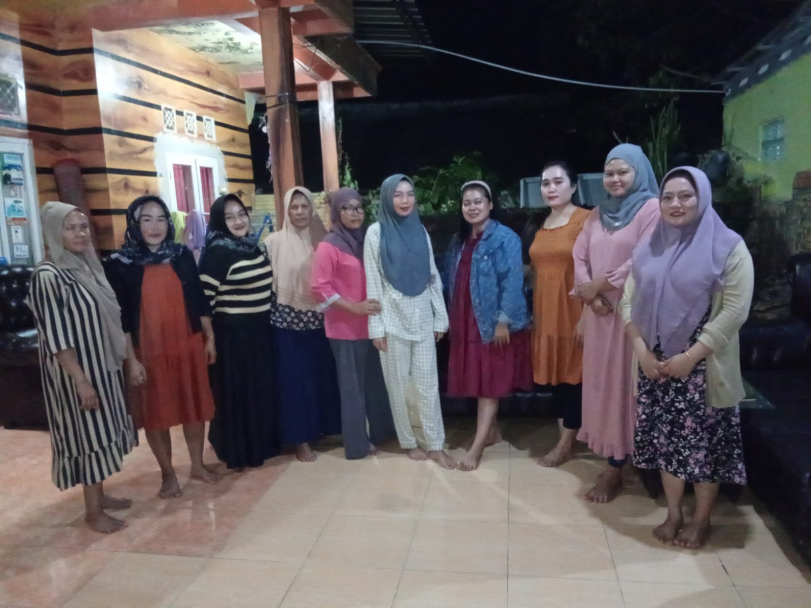 Ibu-ibu PKK Desa Rahong, Kecamatan Malingping, Kabupaten Lebak, Provinsi Banten, menggelar pelatihan persiapan perayaan 17 Agustus.