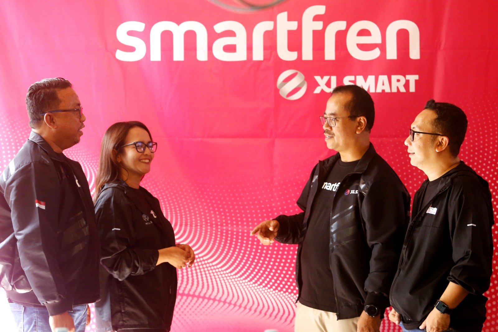 (ki-ka) Regional Head Sulawesi Kalimantan Smartfren XLSMART, Muhammad Natsir, Division Head Brand Communication Smartfren XLSMART, Edtine Pamilien Gensana, Chief Marketing Officer Smartfren XLSMART, Sukaca Purwokardjono dan Division Head Product & ARPU Management Smartfren XLSMART, Astiyanto Tri Muktiwibowo berfoto bersama dalam peresmian layanan Smartfren di Gorontalo, Sabtu (2/8/2025).