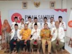 Jajaran pengurus lama dari baru DPW PKS Banten berfoto bersama nusai acara.