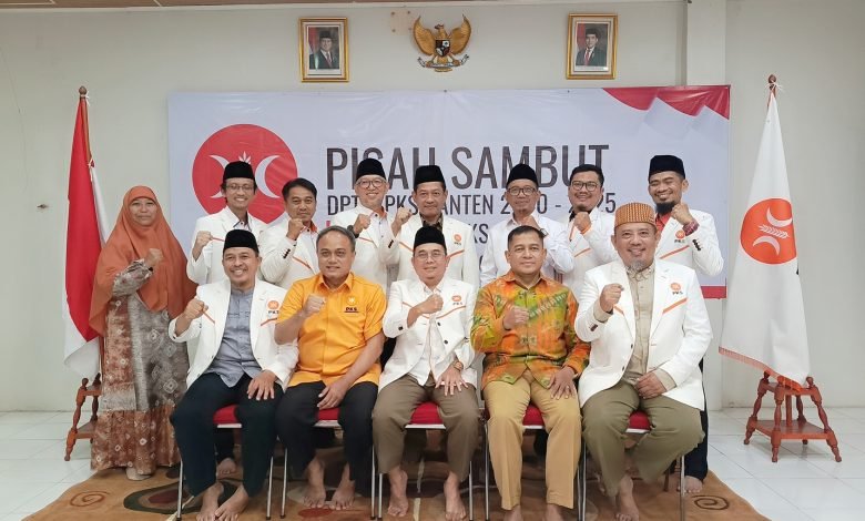 Jajaran pengurus lama dari baru DPW PKS Banten berfoto bersama nusai acara.