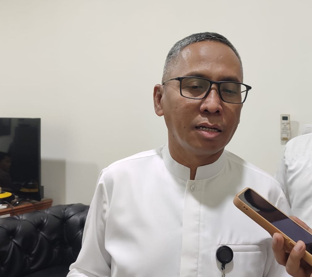 Kepala Dinas Pekerjaan Umum dan Penataan Ruang (DPUPR), Asep Rahmat saat di wawancarai awak media di gedung Sekda Pandeglang.