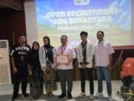 Teman Pintar Borcess : Head of Corporate Communication & CSR XLSMART, Dani Miftahul Akhyar (ketiga dari kanan) bersama dengan Kepala Sekolah SMK Taruna Terpadu, Dini Nurdiniah (kedua dari kiri) dalam sesi foto bersama dengan Ketua OSIS dan Panitia MPLS SMK Taruna Terpadu 1 pada Seminar Leadership & Communications calon pengurus OSIS SMK Taruna Terpadu 1 (Borcess) Bogor yang diadakan dalam Masa Pengenalan Lingkungan Sekolah (MPLS) ini merupakan bagian dari Program Teman Pintar Goes to School yang bertujuan mendorong literasi digital dan pengembangan talenta muda (27/7).