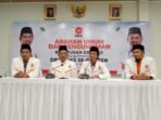 Ketua DPW PKS Provinsi Banten (kedua dari kiri) bersama jajaran pengurus mengumumkan nama-nama pengurus DPD PKS Kab/Kota se-Provinsi Banten, Kamis (14/8/2025).