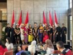 Penampilan tim Aston Serang Hotel & Convention Center saat menyanyikan lagu 'Satu Nusa Satu Bangsa' dan 'Bagimu Negeri' dengan mengenakan pakaian daerah.
