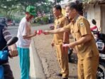 Kepala Dinas Pertanian Kabupaten Lebak, Rahmat, saat membagikan Bendera Merah Putih kepada warga.