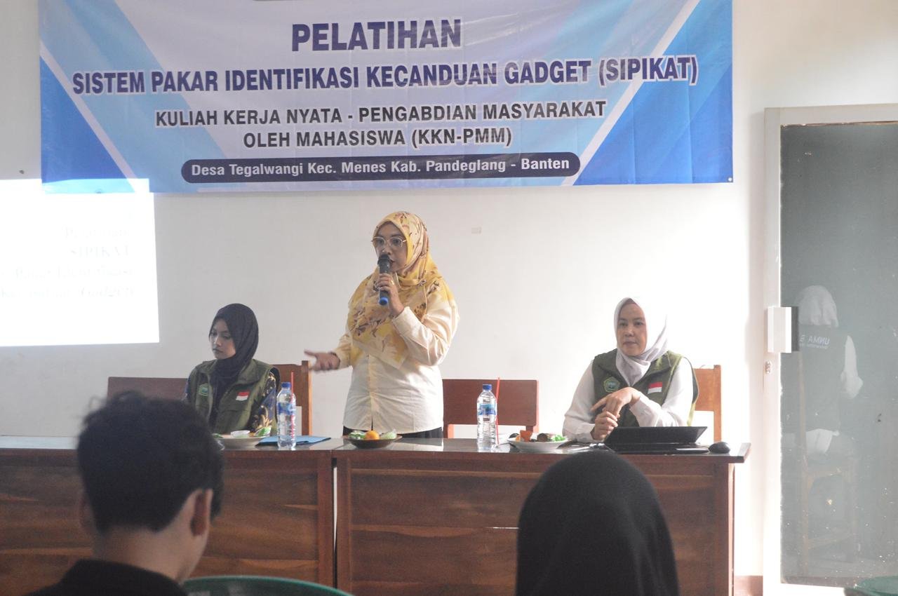 Para mahasiswa KKN dan Tim Dosen UNMA Banten, saat melakukan kegiatan pelatihan SIPIKAT di Desa Tegal Wangi, Kecamatan Menes, Pandeglang.