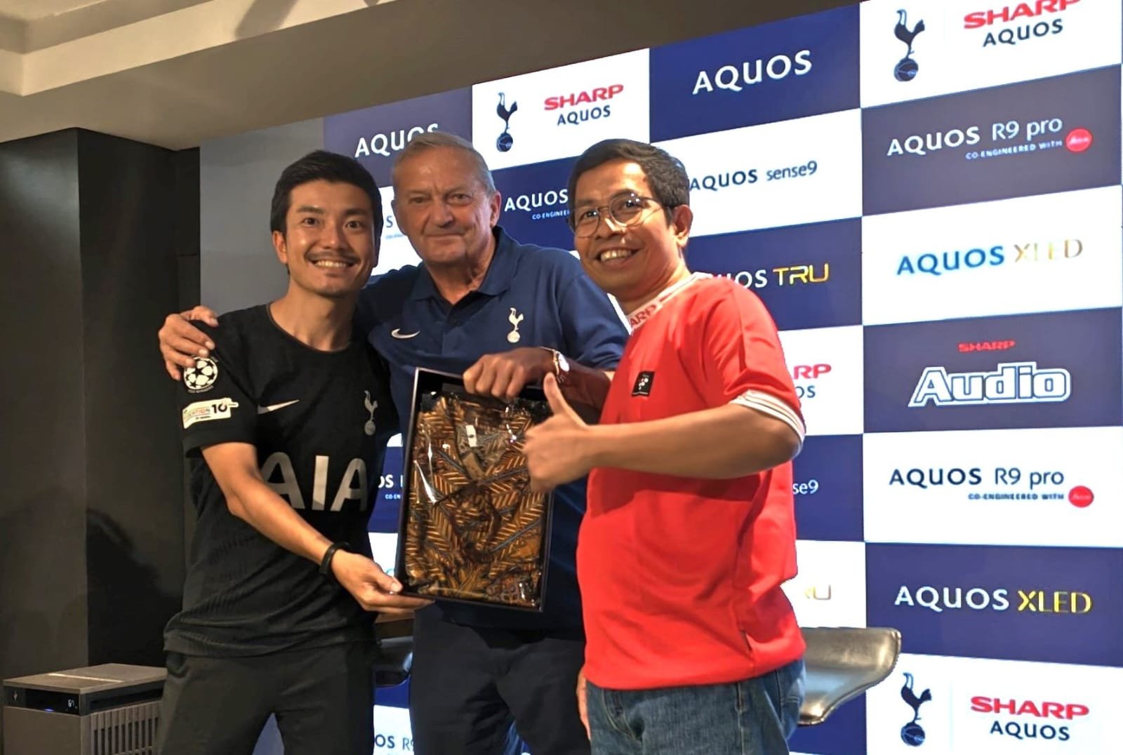 SHARP Indonesia menggelar nobar bersama brand ambassador Tottenham Hotspur.