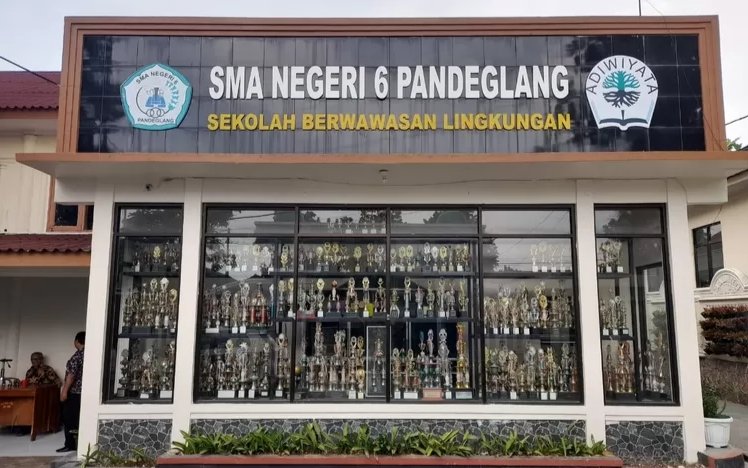 Gedung SMA Negeri 6 Pandeglang, Jalan Pendidikan Ciekek No.02, Karaton, Kecamatan Majasari, Kabupaten Pandeglang.