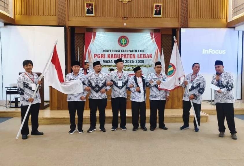 DR. H. Iyan Fitriyana berserta pengurus