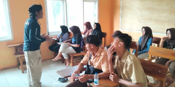 Perkumpulan Boedak Saung, Sosialisasikan Mitigasi Bencana di SMK Widya Nusantara di Desa Cigorondong, Kecamatan Sumur, Kabupaten Pandeglang, Sabtu 9 Agustus 2025.