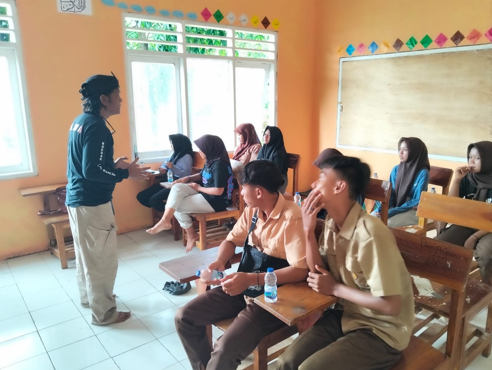 Perkumpulan Boedak Saung, Sosialisasikan Mitigasi Bencana di SMK Widya Nusantara di Desa Cigorondong, Kecamatan Sumur, Kabupaten Pandeglang, Sabtu 9 Agustus 2025.