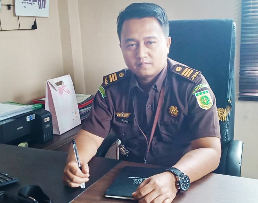 Kepala Seksi Intelijen Kejaksaan Negeri (Kejari) Pandeglang, Wildan Hafit, di ruang kerjanya.