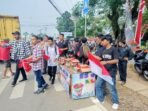 Pemuda Santun Pandeglang (PSP) membagikan ribuan Bendera Merah Putih di Alun-alun Kecamatan Menes, Kabupaten Pandeglang.
