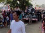 Suasana Warga Menes menampilkan Ornamen satir tikus raksasa bertuliskan “Rp 40 Miliar Runtah (Sampah)” di acara karnaval pada perayaan HUT RI ke-80 tahun.