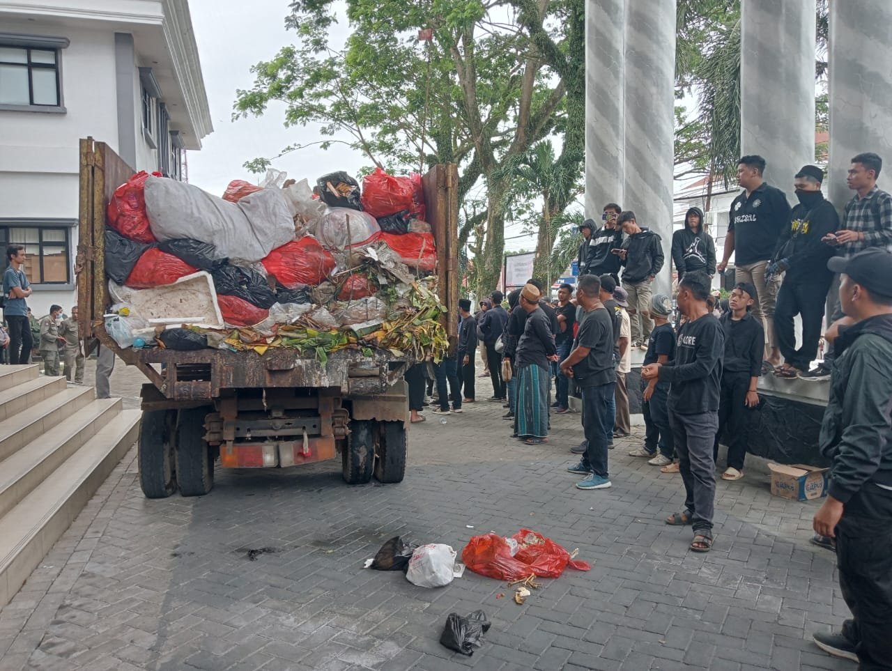 Ratusan warga dari sejumlah kampung di sekitar Tempat Pembuangan Sampah Akhir (TPSA) Bangkonol