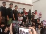 Massa Aksi Pandeglang Hitam saat orasi di dalam gedung Sekretariat Daerah.