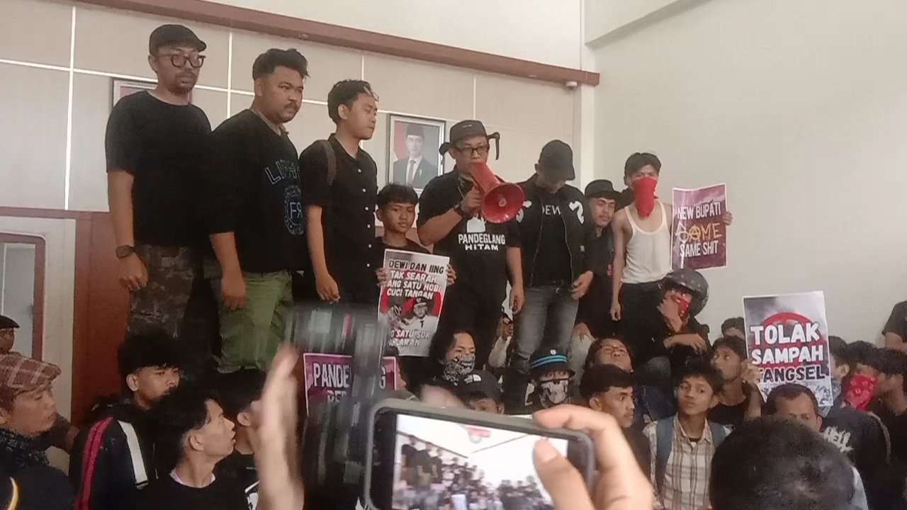Massa Aksi Pandeglang Hitam saat orasi di dalam gedung Sekretariat Daerah.