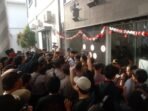 Aksi unjuk rasa massa Pandeglang Hitam menolak kerja sama pengelolaan sampah dengan Pemerintah Kota Tangerang Selatan