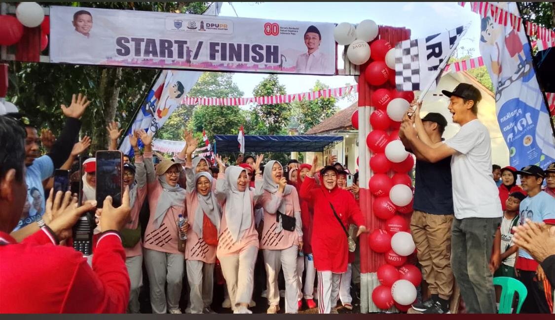 arga Kecamatan Menes bersama Camat dan Anggota DPRD Pandeglang menggelar jalan santai di Desa Menes, pada Minggu 24 Agustus 2025.
